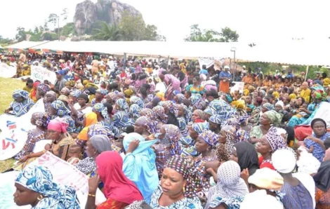 Duekoué/ un président de jeunesse réunit plus de 7000 personnes autour de Serey Doh à Guitrozon.