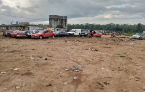 Abobo derrière-rails : Un ilot déguerpi pour la construction d’une station de métro, désormais un parking