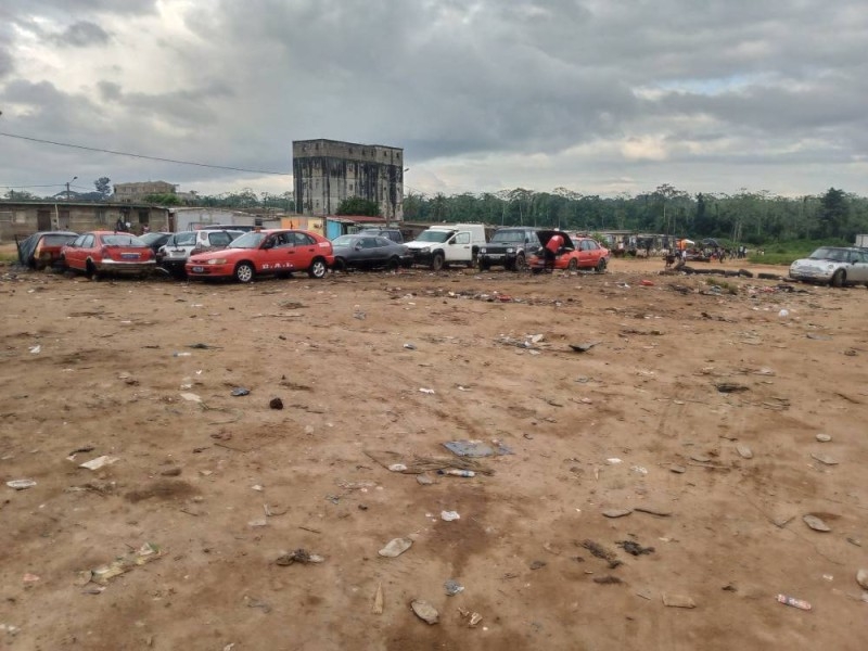 Abobo derrière-rails : Un ilot déguerpi pour la construction d’une station de métro, désormais un parking