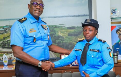 Le Sergent de Police Meïté Mariam en service à l’URC de la Préfecture de Police d’Abidjan reçue par le directeur général de la Police.