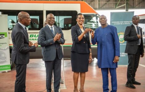 Côte d’Ivoire / Renouvellement du parc automobile : 15 minibus neufs “l’Abidjanais” remis aux acteurs du secteur.