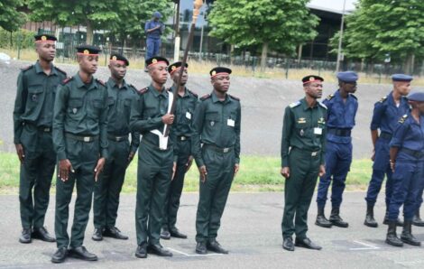 Des élèves de l’EMPT, un lycée militaire ivoirien, à Paris pour la fête du 14 juillet.