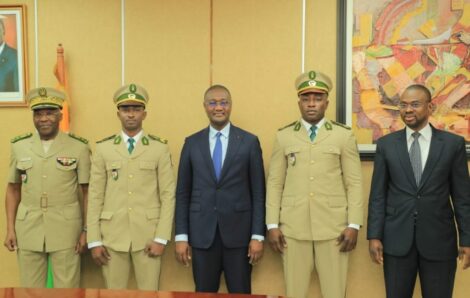 Deux agents de la douane félicités par le ministre Moussa Sanogo.