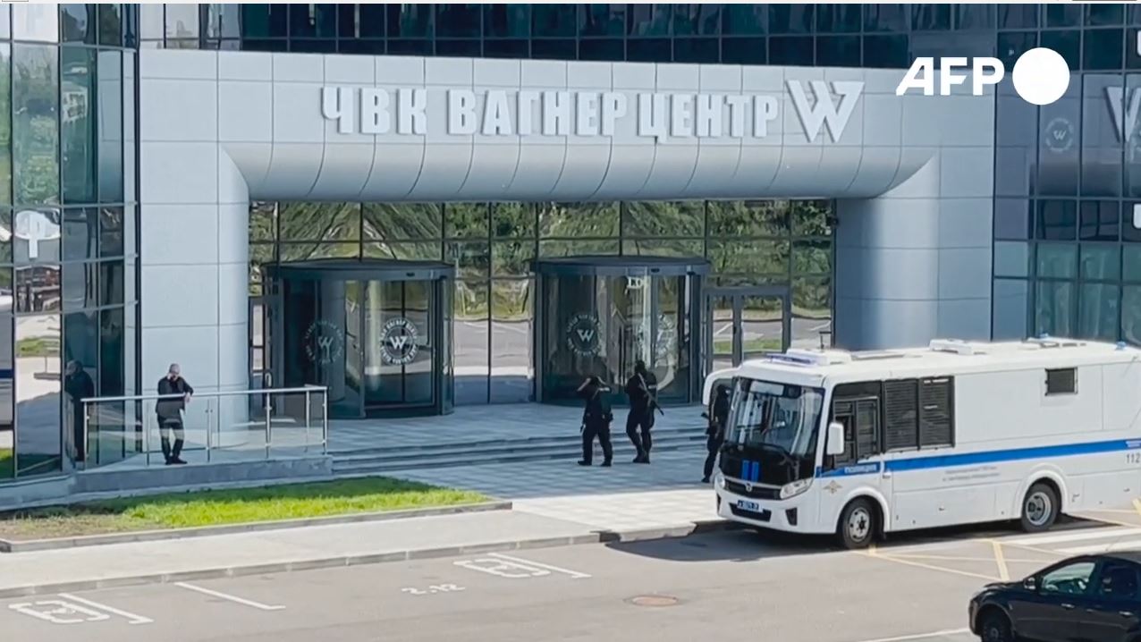 Police_Russe_devant_batiment_Wagner_1