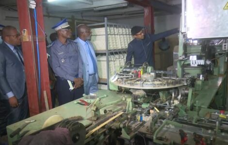Une usine clandestine de fabrication de cigarettes démantelée à Abidjan.