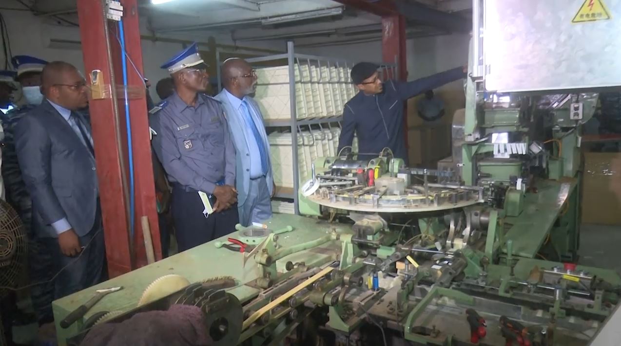 Une usine clandestine de fabrication de cigarettes démantelée à Abidjan.