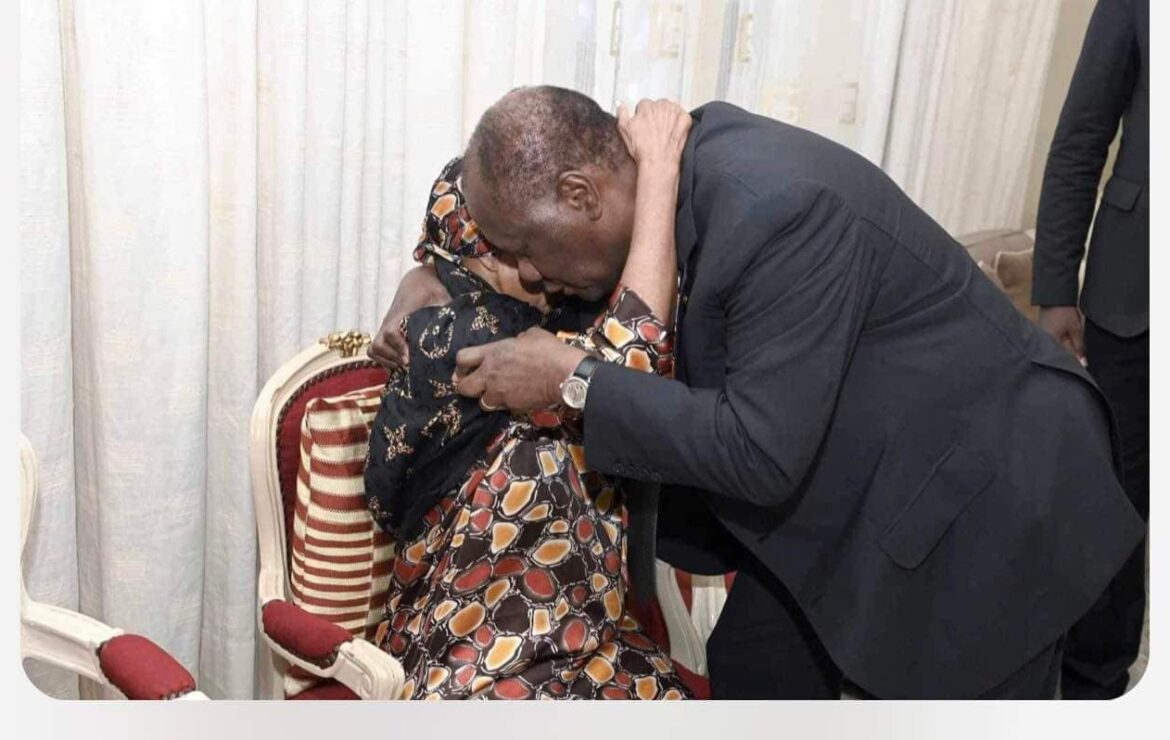 Le Président de la République SEM Alassane Ouattara et la 1ère Dame aux côtés des membres de la famille du Président Henri Konan Bédié.