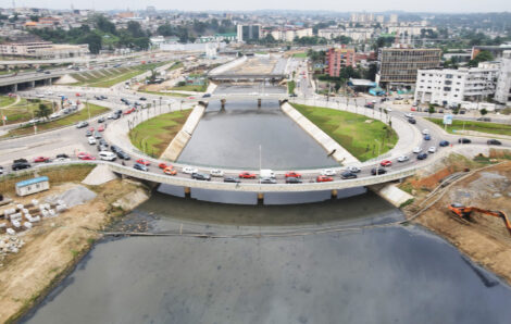 En prélude à l’inauguration du pont à Hauban: le Ministre Bouaké Fofana s&rsquo;assure du curage de la baie de Cocody.