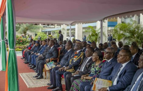 Le Chef de l’État a présidé la cérémonie de prise d’armes à l’occasion de la commémoration du 63ème Anniversaire de l’Indépendance de la Côte d’Ivoire (Esplanade du Palais).