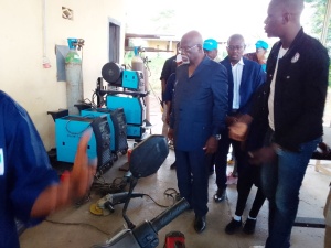 AIP-Le-ministre-gouverneur-du-district-autonome-du-Bas-Sassandra-Legre-Philipe-au-centr