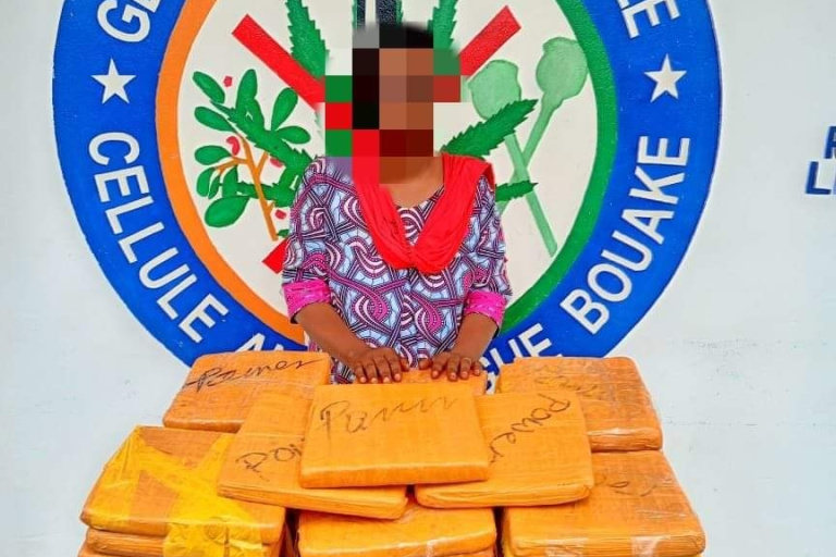 Bouaké : Elle dissimule 70 blocs de cannabis dans des balles de friperie.