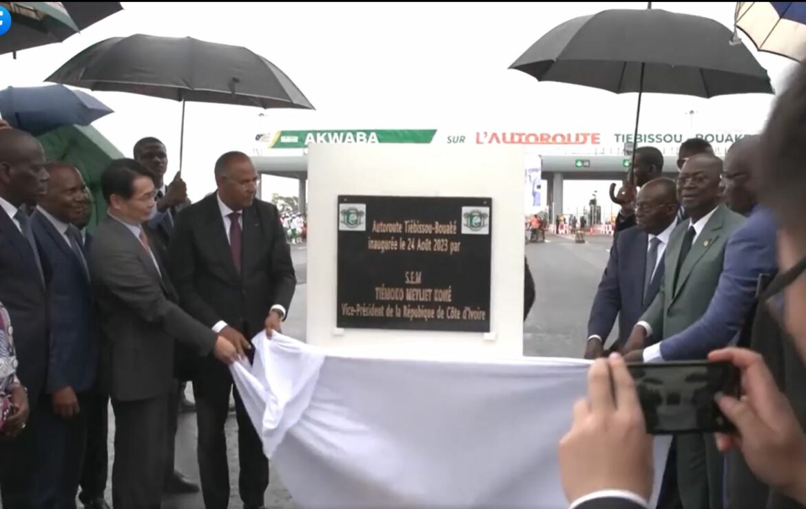 Le Vice-Président de la République SEM Tiémoko Meyliet Koné a inauguré l’autoroute Tiébissou-Bouaké.