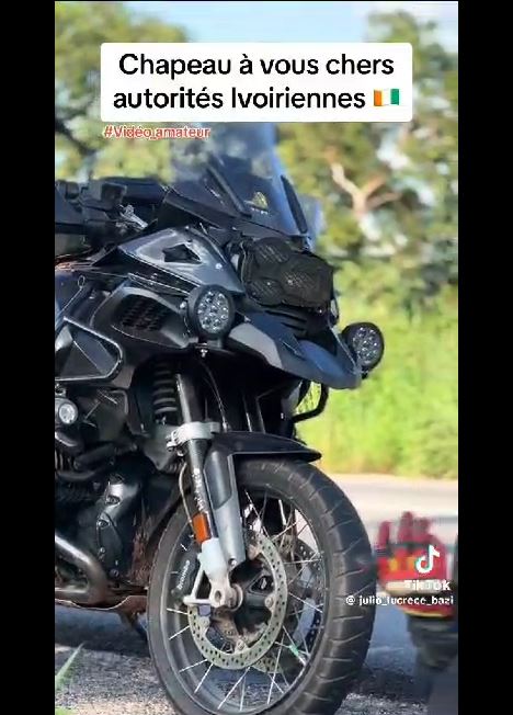 Motards_traversant _CIV_felicitent_autorites_Ivoiriennes_082023_3
