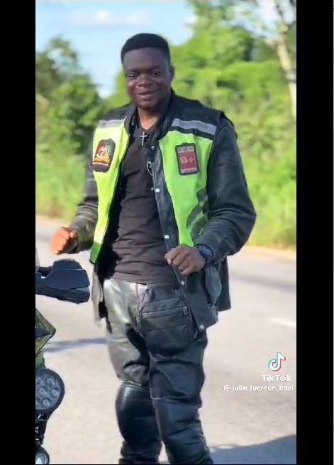 Motards_traversant _CIV_felicitent_autorites_Ivoiriennes_082023_7