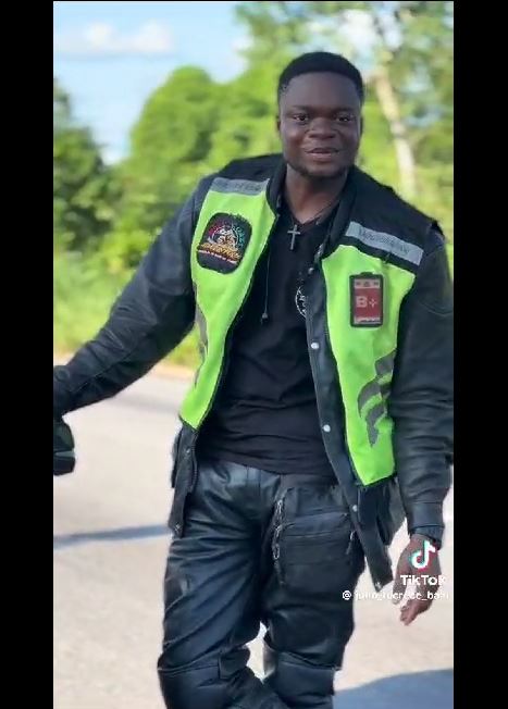 Motards_traversant _CIV_felicitent_autorites_Ivoiriennes_082023_8