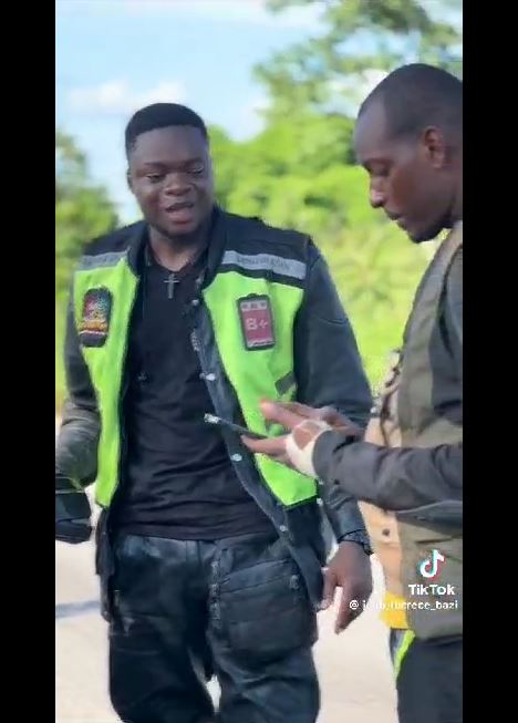 Des motards traversant notre pays félicitent les autorités Ivoiriennes. pour la qualité des routes.