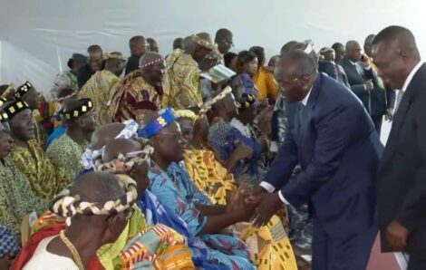 Suite à l’inauguration du tronçon d’autoroute Tiébissou-Bouaké, les têtes couronnées du Gbèkè ont rencontré le Vice-Président de la République.