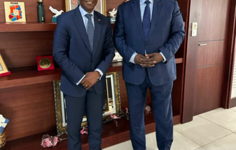 Présidence de l’OIC : le représentant de la Côte d‘Ivoire échange avec le ministre togolais en charge du Commerce et de l’Industrie.