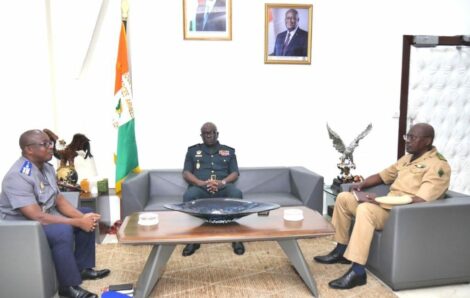 Remise officielle d’un militaire malien interpellé en territoire ivoirien.