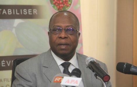 Economie – Côte d’Ivoire : le régulateur du cacao supprime l’exemption de stockage pour les broyeurs de fèves.