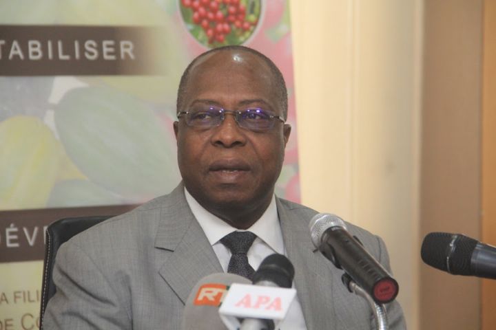 Economie – Côte d’Ivoire : le régulateur du cacao supprime l’exemption de stockage pour les broyeurs de fèves.
