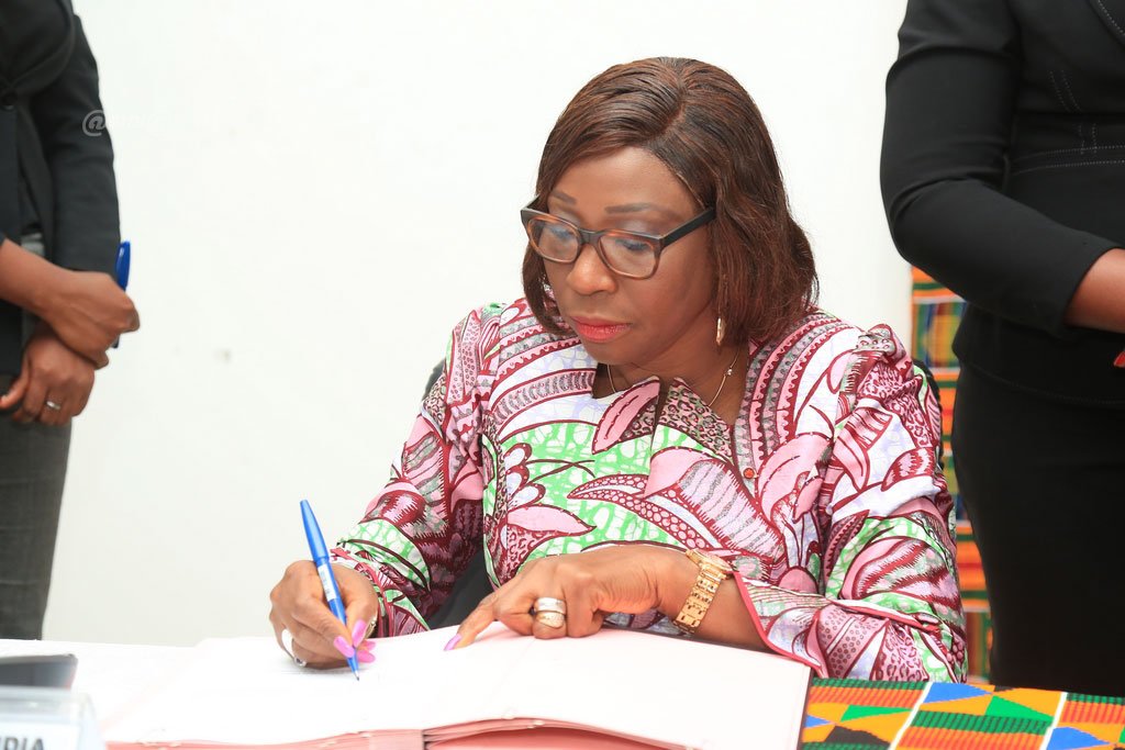 cote-d-ivoire-ceremonie-de-passation-de-charges-au-ministere-des-affaires-e_0gtjosj8f688