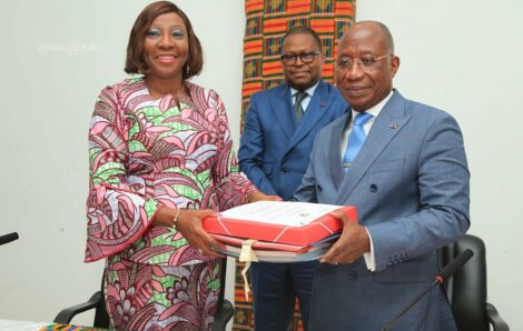 Côte d’Ivoire : le ministre Léon Kacou Houaja Adom prend officiellement fonction à la tête du Ministère des Affaires Étrangères.