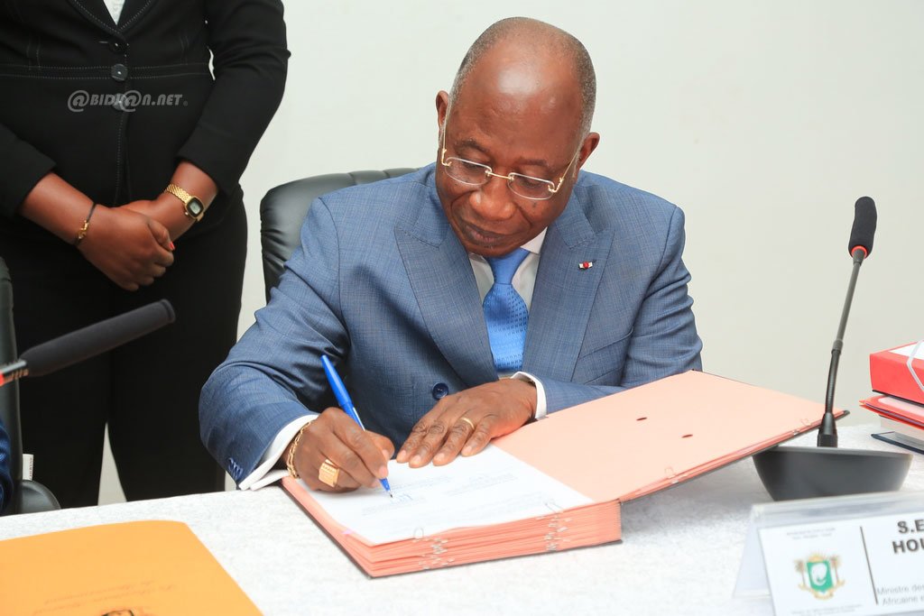 cote-d-ivoire-ceremonie-de-passation-de-charges-au-ministere-des-affaires-e_a03k0s3xa0l
