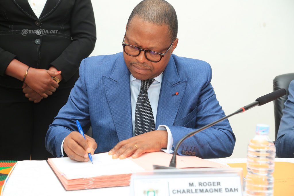 cote-d-ivoire-ceremonie-de-passation-de-charges-au-ministere-des-affaires-e_a0lx761j868