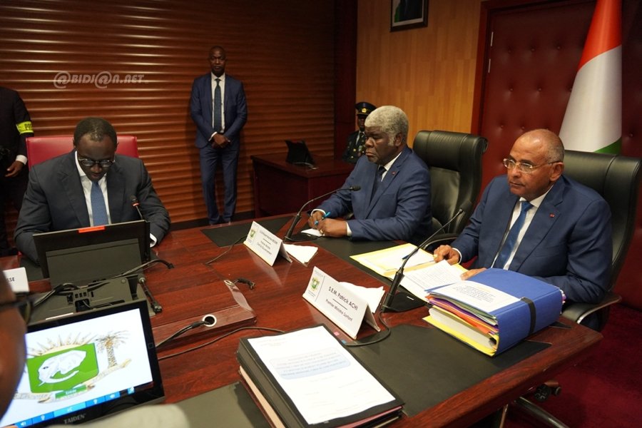 cote-d-ivoire-ceremonie-de-passations-des-charge-entre-patrick-achi-et-beug_6pq7jmhycox