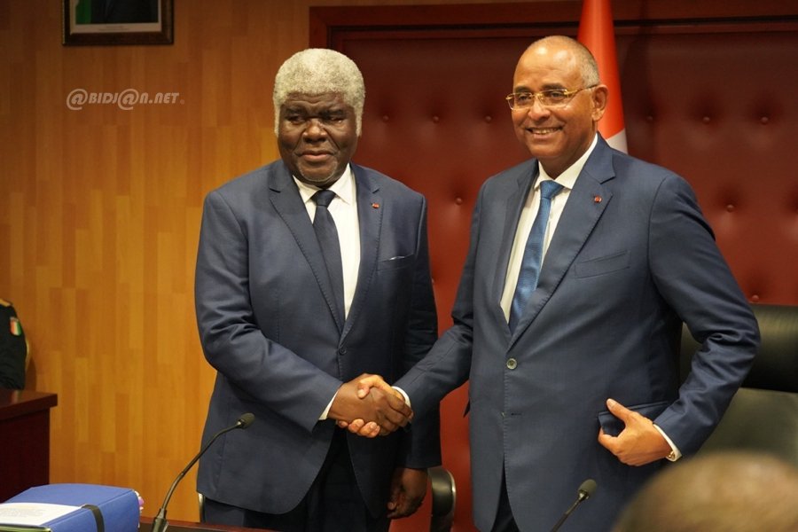 cote-d-ivoire-ceremonie-de-passations-des-charge-entre-patrick-achi-et-beug_drieay36hz9