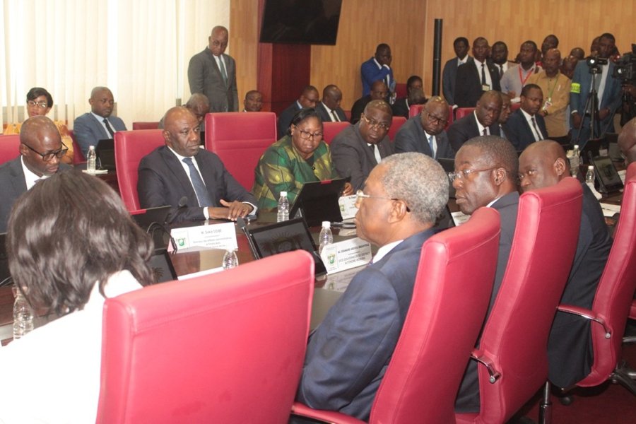 cote-d-ivoire-ceremonie-de-passations-des-charge-entre-patrick-achi-et-beug_r73u1g9l8om