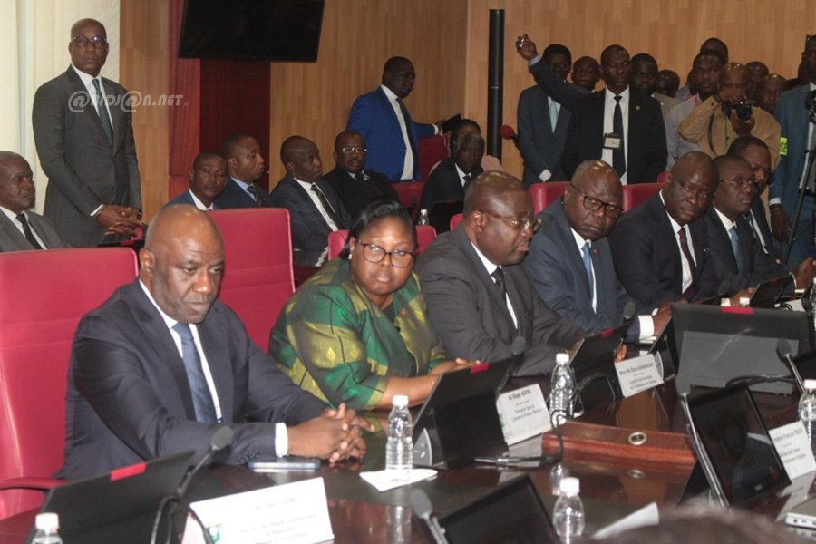 cote-d-ivoire-ceremonie-de-passations-des-charge-entre-patrick-achi-et-beug_sxg7ikapl