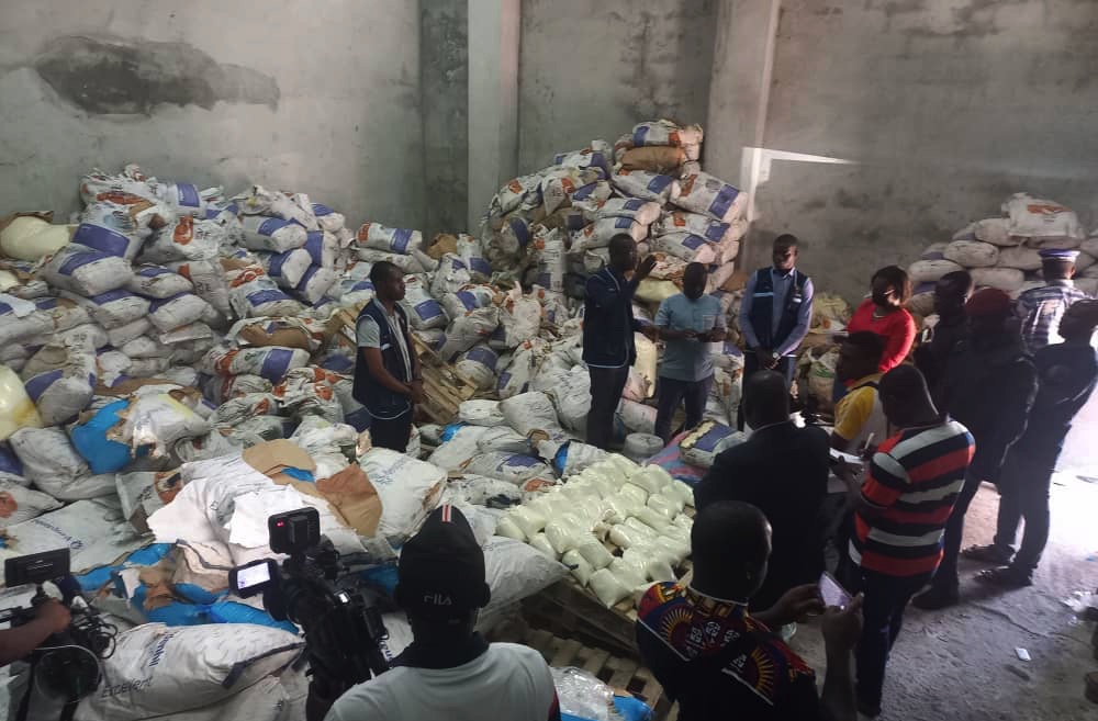 Côte d’Ivoire : la Brigade de Contrôle Rapide (BCR) annonce la saisie d’ une importante quantité de lait en poudre périmé.