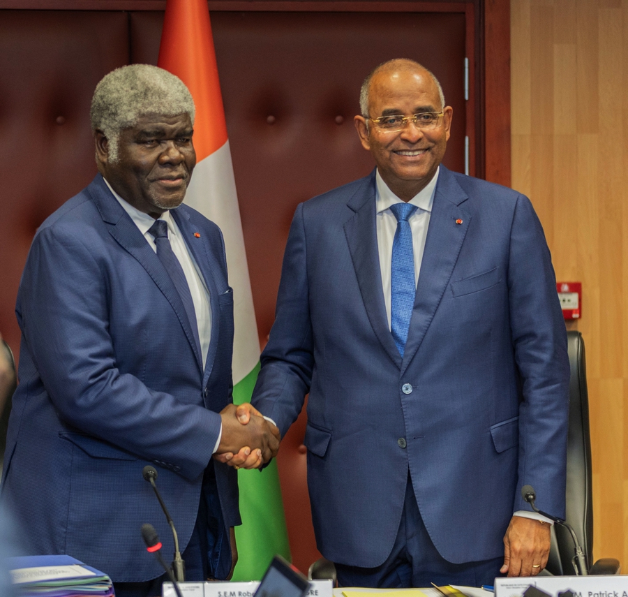passation-de-charges-le-nouveau-premier-ministre-robert-beugre-mambe-determ_367m5n90x5d