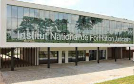 Plus de 2000 candidats aux épreuves de présélection au cours direct d’admission en 2024 à l’école de la Magistrature à Abidjan.