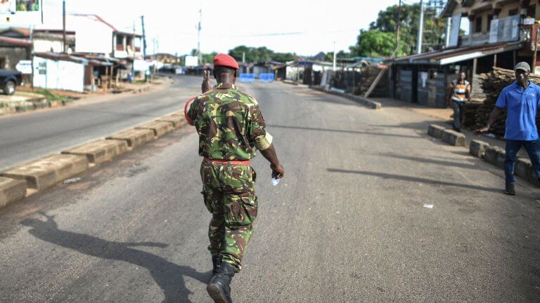 Couvre-feu en Sierra Leone après l’attaque d’une caserne milliaire.