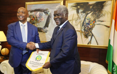 Sports – football : le premier ministre Beugre Mambé reconnaissant à la Caf pour les Awards 2023 remis au président Alassane Ouattara.