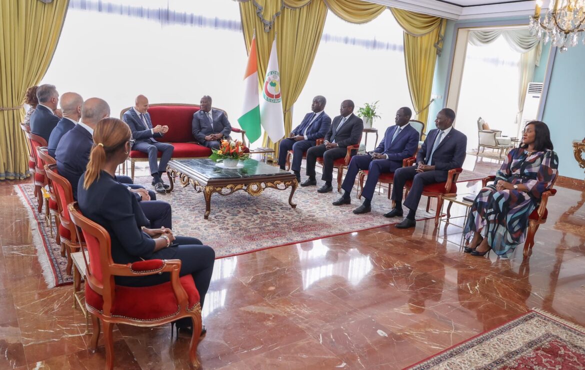 Le Président de la République, S.E.M Alassane OUATTARA, a échangé au Palais de la Présidence de la République, avec le Président Directeur Général du Consortium pétrolier et gazier ENI, M. Claudio Descalzi.