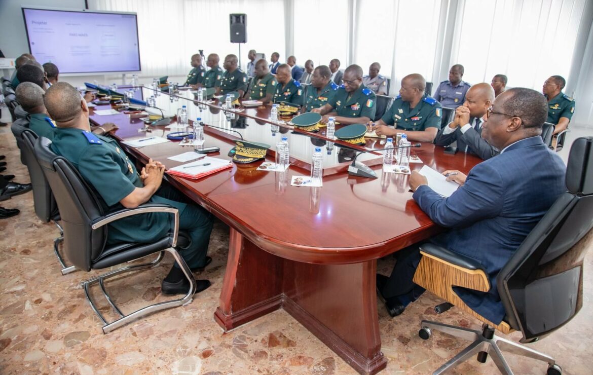 Côte d’Ivoire : Téné Birahima échange avec les attachés de défense.