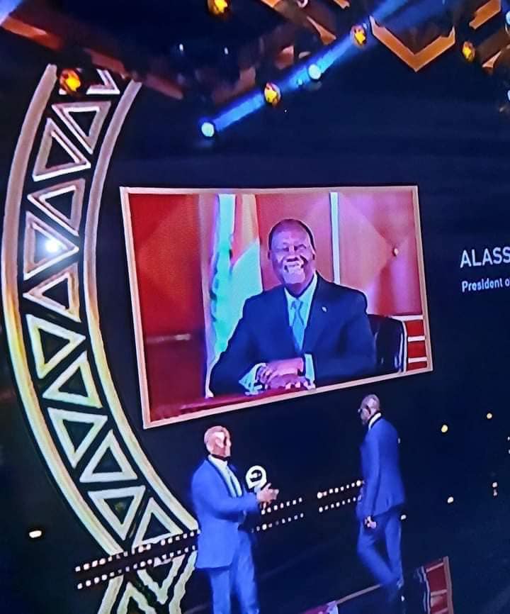 Awards de la CAF 2023 : Le Président Alassane Ouattara distingué pour sa contribution exceptionnelle au développement et la croissance du football en Côte d’Ivoire et en Afrique.