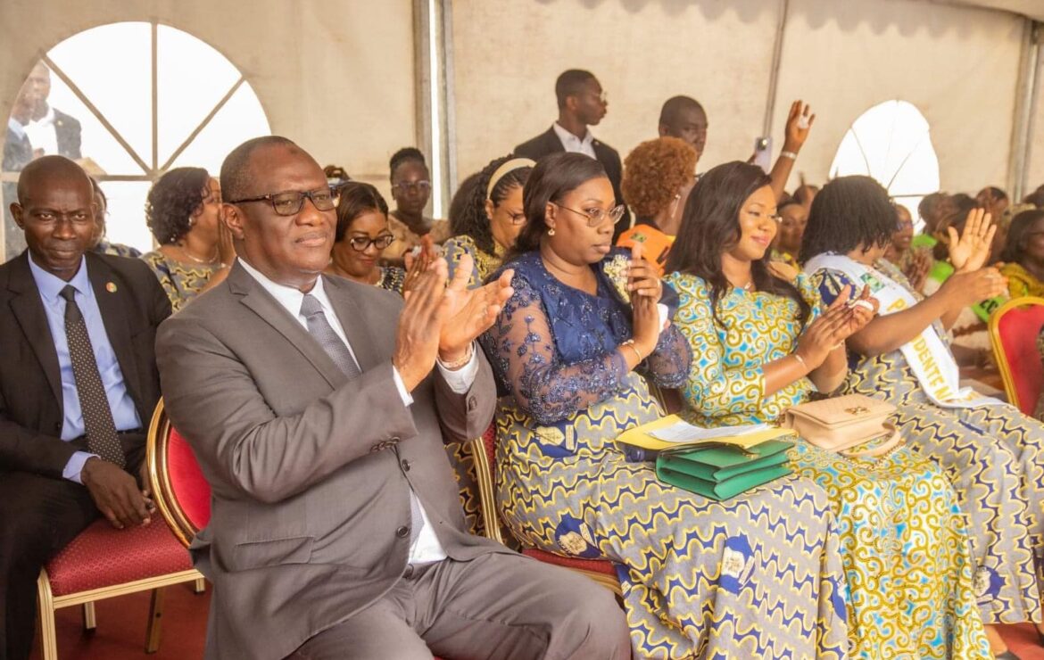 Fêtes de fin d’année / Le Chef de l’Etat fait don de 60 millions à l’AEMCI (Association des Epouses de Militaires de Côte d’Ivoire).