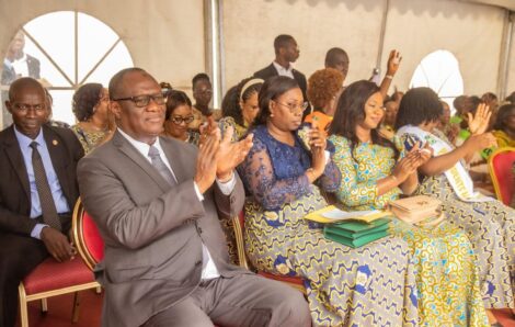 Fêtes de fin d’année / Le Chef de l’Etat fait don de 60 millions à l’AEMCI (Association des Epouses de Militaires de Côte d’Ivoire).