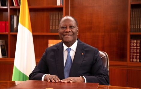 Côte d’Ivoire: Alassane Ouattara accorde la grâce présidentielle à environ 2000 détenus condamnés pour des infractions mineures de droit commun.