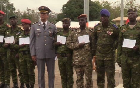 Côte d’Ivoire-AIP/ 350 nouveaux parachutistes des FACI reçoivent leurs diplômes de fin de stage.