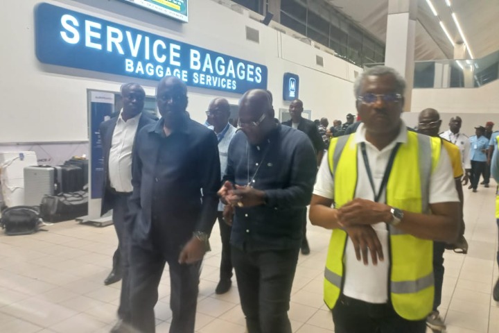 Aéroport d’Abidjan : le ministre Amadou Koné effectue une visite surprise, ses dernières instructions aux acteurs de la plateforme aéroportuaire.