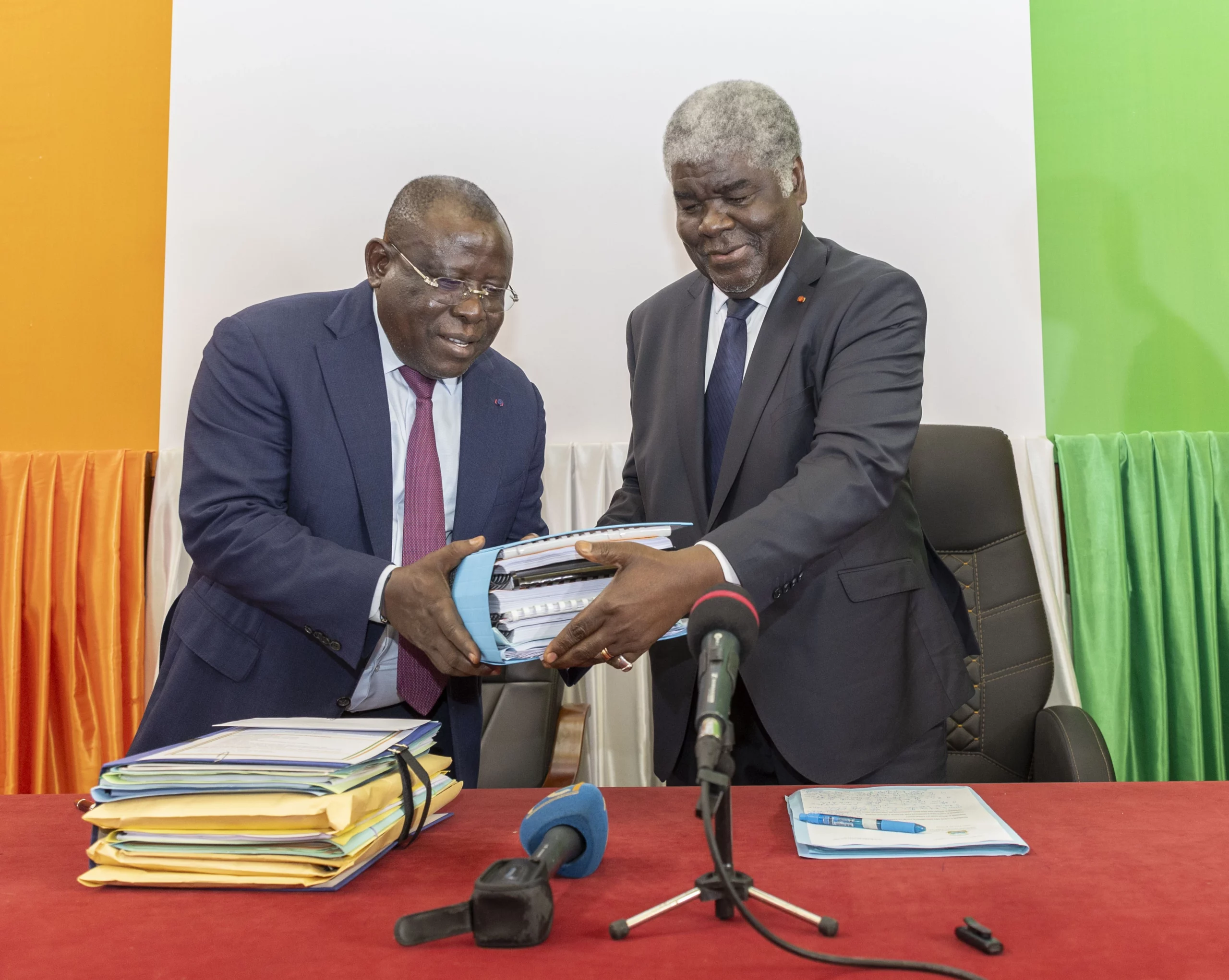 93581-05-passation-de-charge-pm-au-ministre-gouverneur-district-autonome-dabidjan-abidjan-plateau-hotel-du-district-02-janvier-2024-2