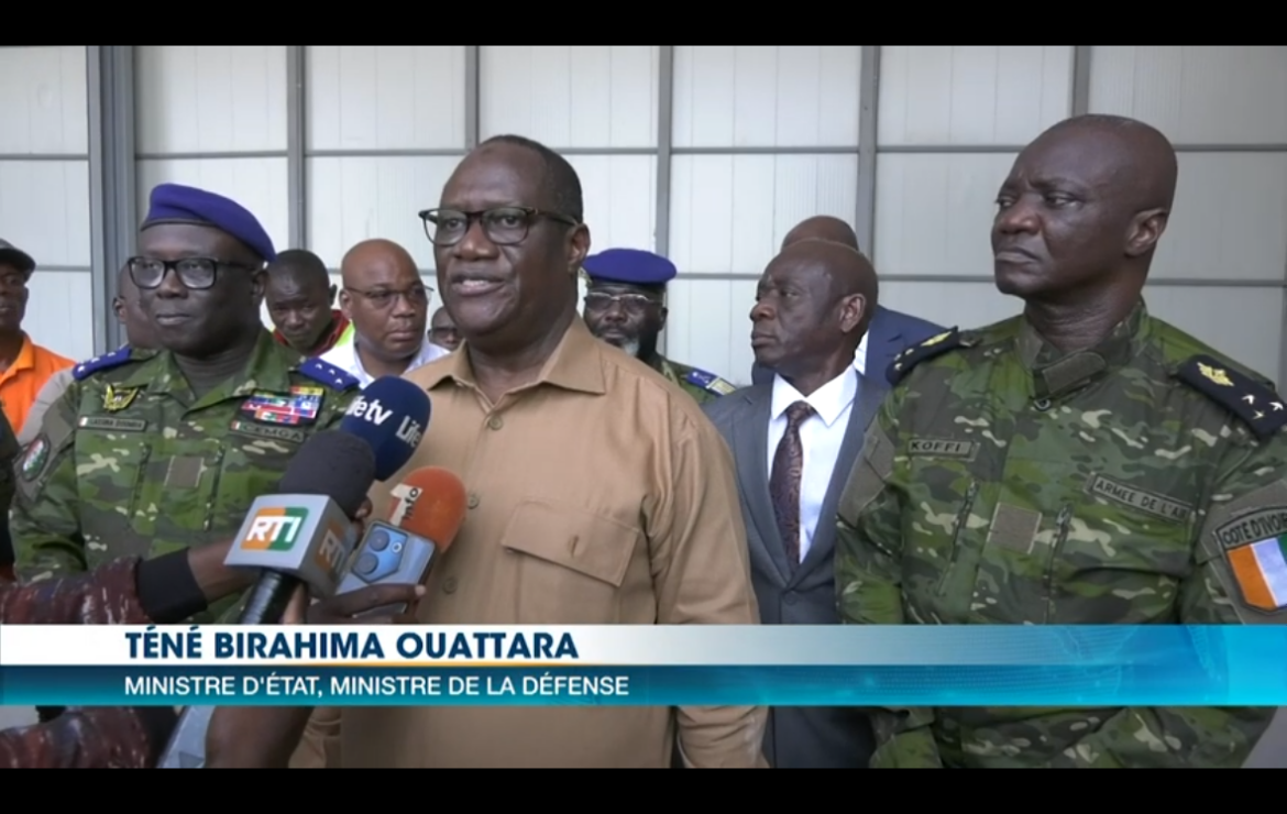 Daloa – Côte d’Ivoire – AIP/ Le ministre de la défense félicite les militaires de la garnison de Daloa.