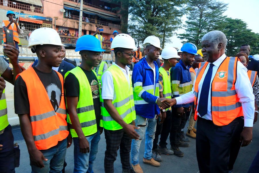 infrastructures-abobo-le-premier-ministre-visite-les-chantiers-du-carrefour_tjhtvs8agc
