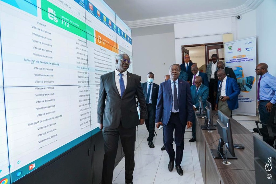 securite-routiere-amadou-kone-visite-le-centre-de-commandement-provisoire-d_b31ont5bjdm